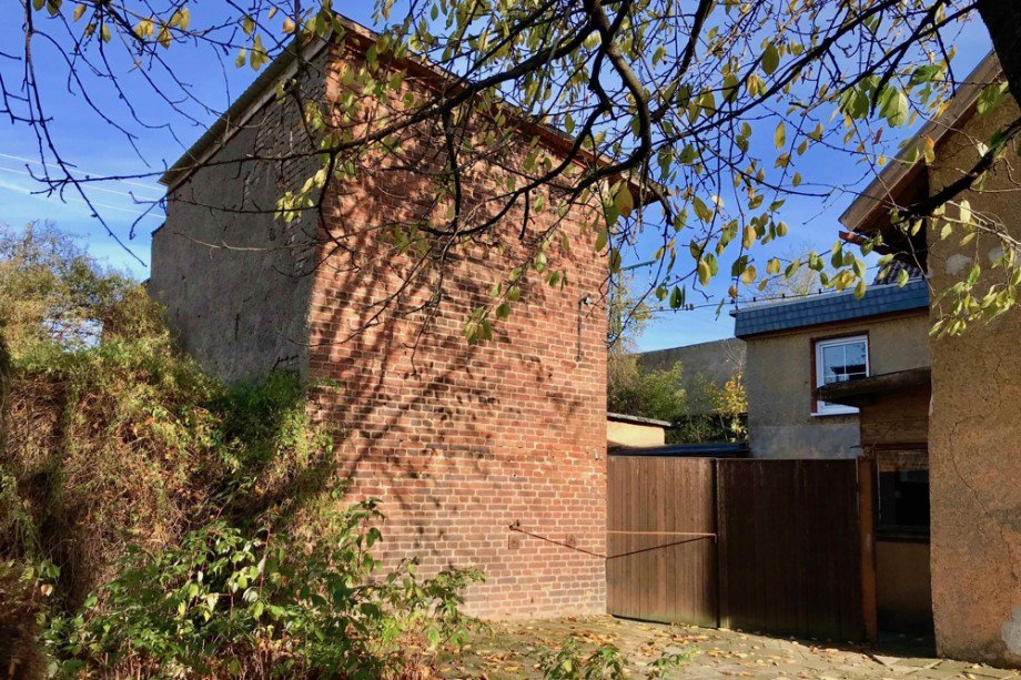 Toreinfahrt und R�ckansicht Nebengeb�ude Einfamilienhaus Erfurt