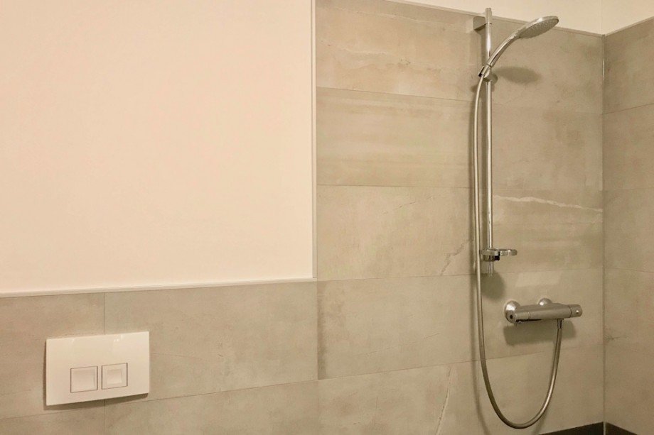 Gro�e ebenerdige Dusche im Badezimmer Erdgeschosswohnung Erfurt