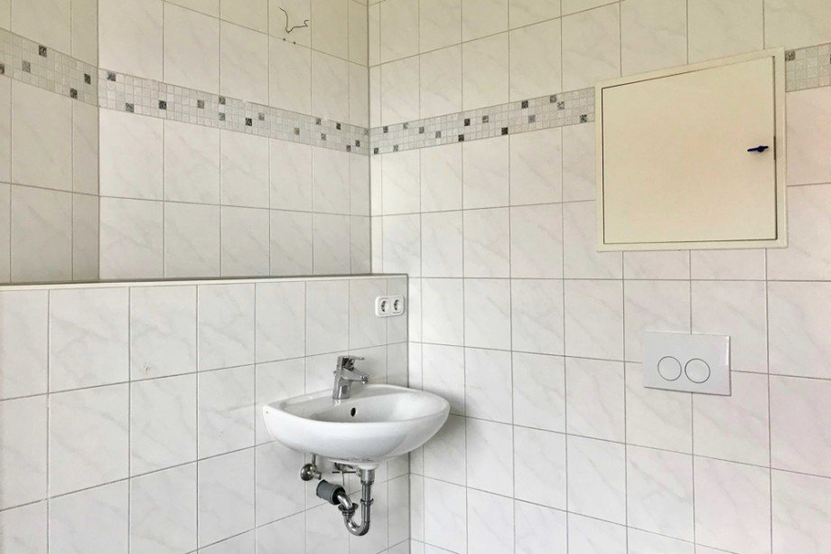 Zeitlos hell gefliestes Badezimmer Maisonettewohnung Udestedt