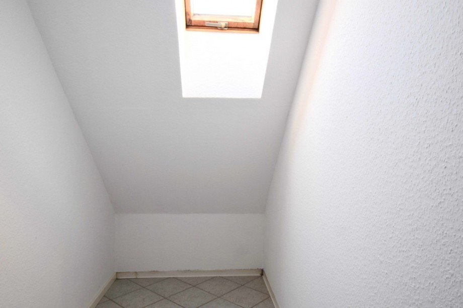 Vorratskammer mit Fenster am Badezimmer Dachgeschosswohnung Erfurt