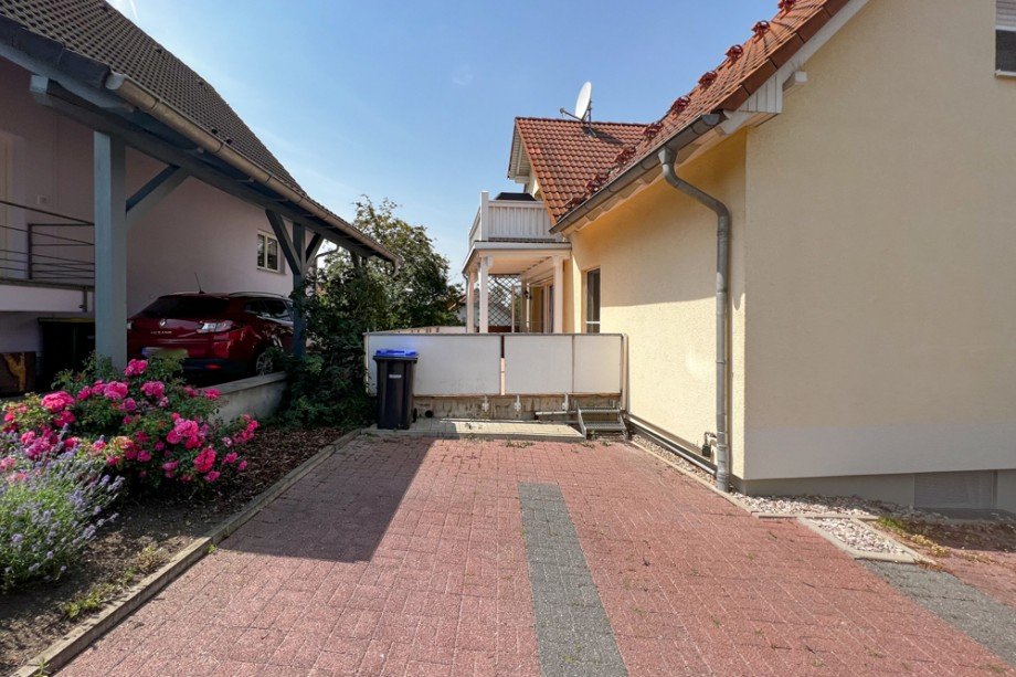 2 Stellpl�tze direkt vor Terrasse Erdgeschosswohnung Nesse- Apfelst�dt / Kornhochheim