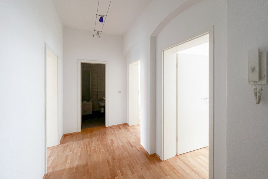 Flur - Blick ins Badezimmer Etagenwohnung Erfurt