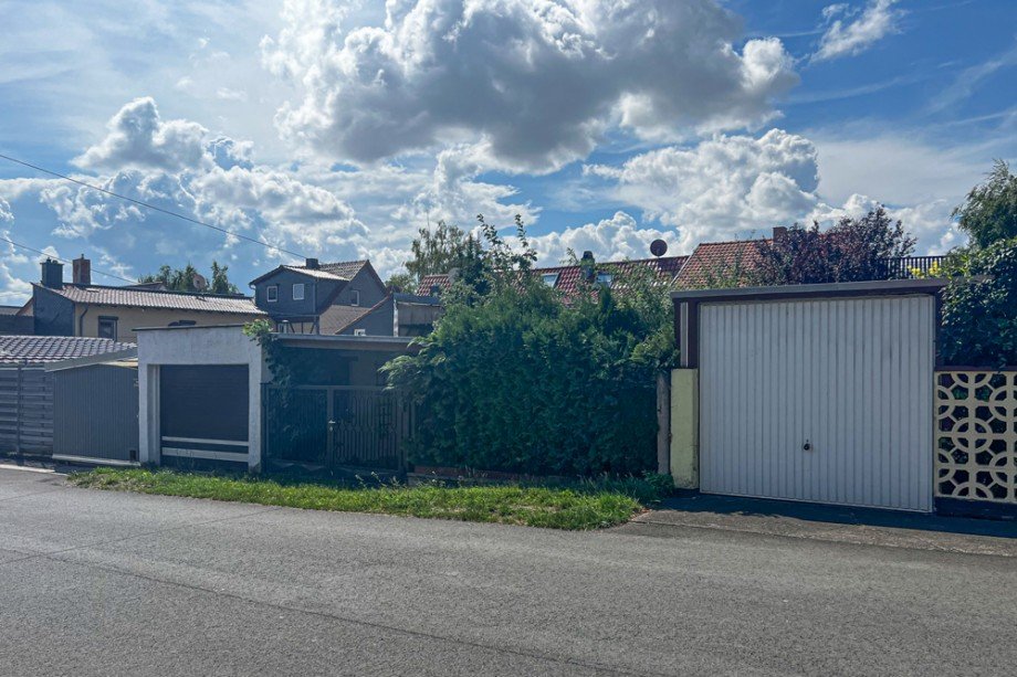 Einfahrt Carport und Garage Doppelhaush�lfte Unstrut- Hainich /Gro�engottern