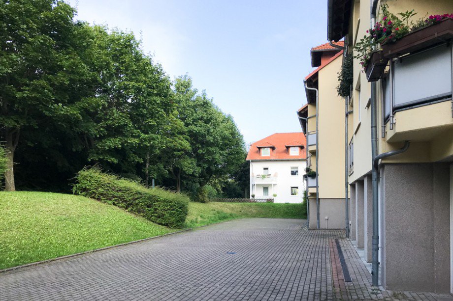 Breite Zufahrt zu den Garagen Etagenwohnung Erfurt / Niedernissa
