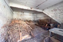 Holzlager in Scheune Traditionelles Einfamilienhaus mit gro�er Scheune & h�bschem Garten