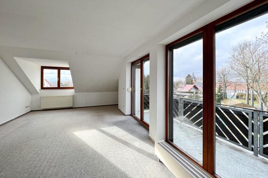 Wohnzimmer mit Terrassenfenstern Dachgeschosswohnung Erfurt/ Gottstedt