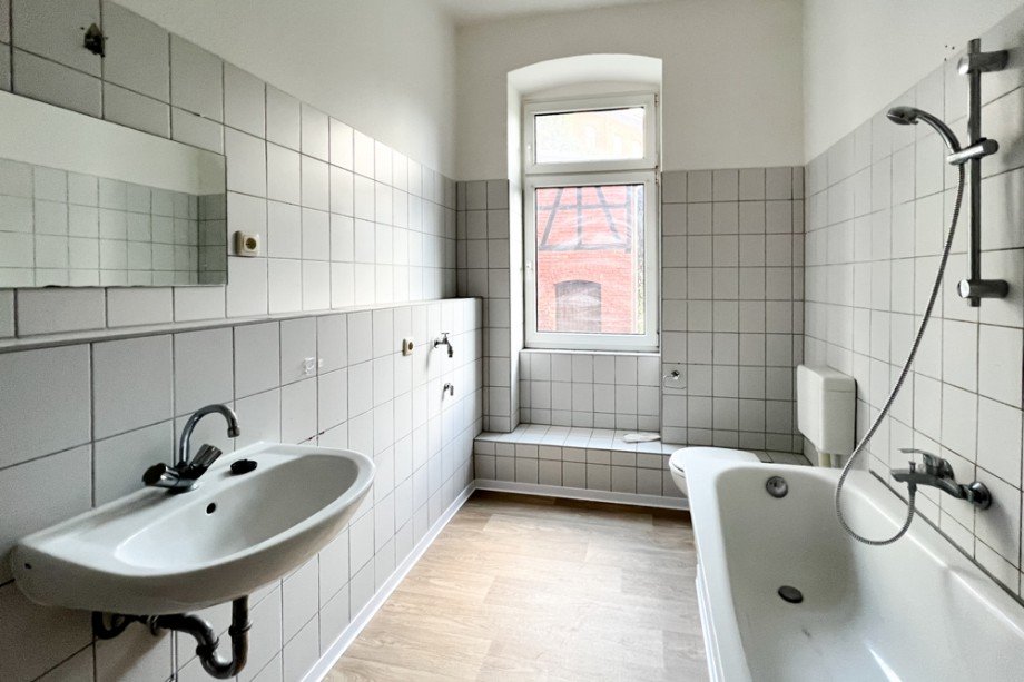Tageslichtbad mit Badewanne Erdgeschosswohnung Erfurt