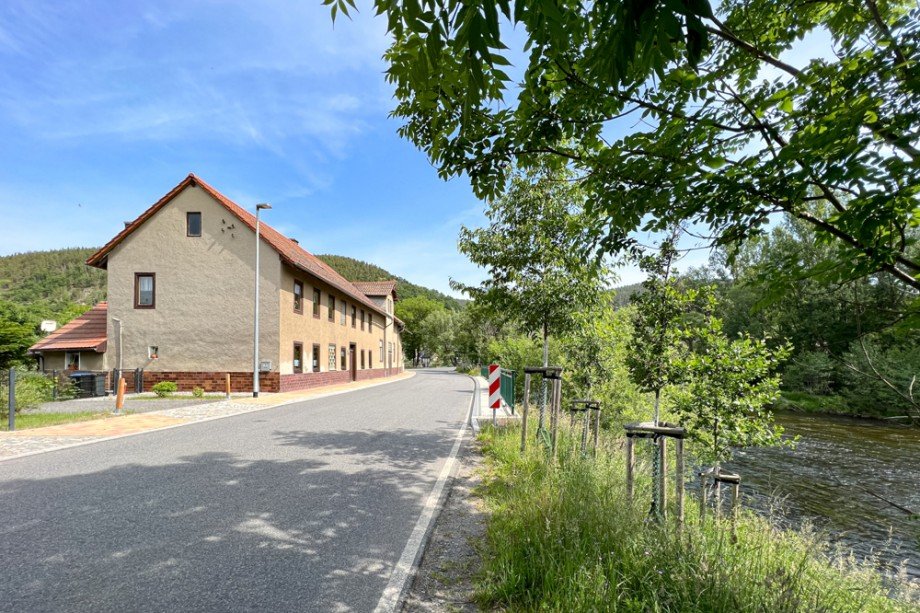 Gro�es Wohn- und Gesch�ftshaus am Fluss Haus Saalfeld/Saale / Remsch�tz