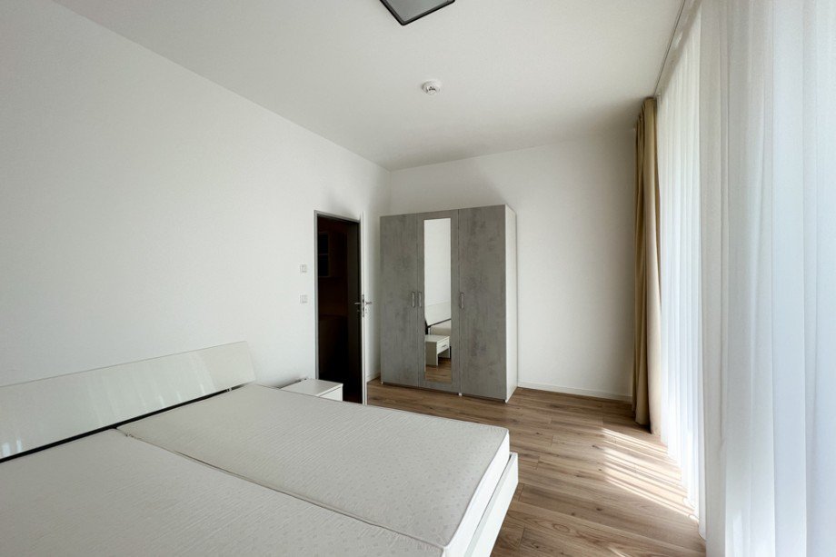 Schlafzimmer mit bodentiefen Fenstern Erdgeschosswohnung Erfurt