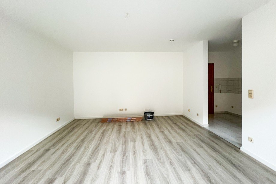 Wohnzimmer frisch gewei�t + neues Laminat Etagenwohnung Herbsleben