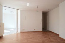 Wohnzimmer mit K�che und Flur im Hintergrund Moderne 1Raumwohnung mit Loggia, Pantryk�che & Stellplatz