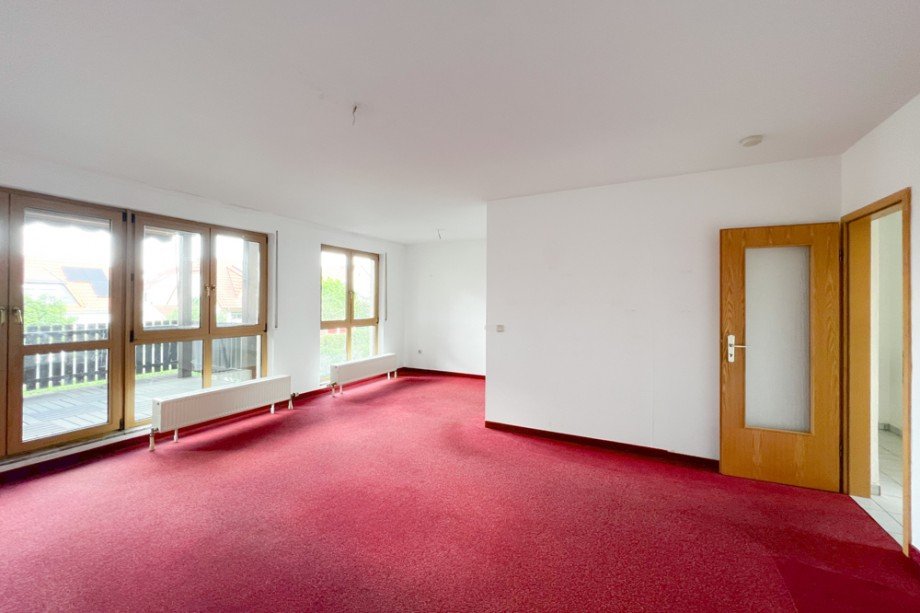 Wohnzimmer mit halboffener K�che Etagenwohnung Erfurt/ Niedernissa