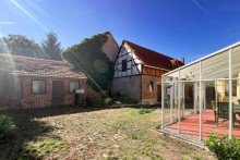 Gartenh�uschen neben der Scheune Traditionelles Einfamilienhaus mit gro�er Scheune & h�bschem Garten