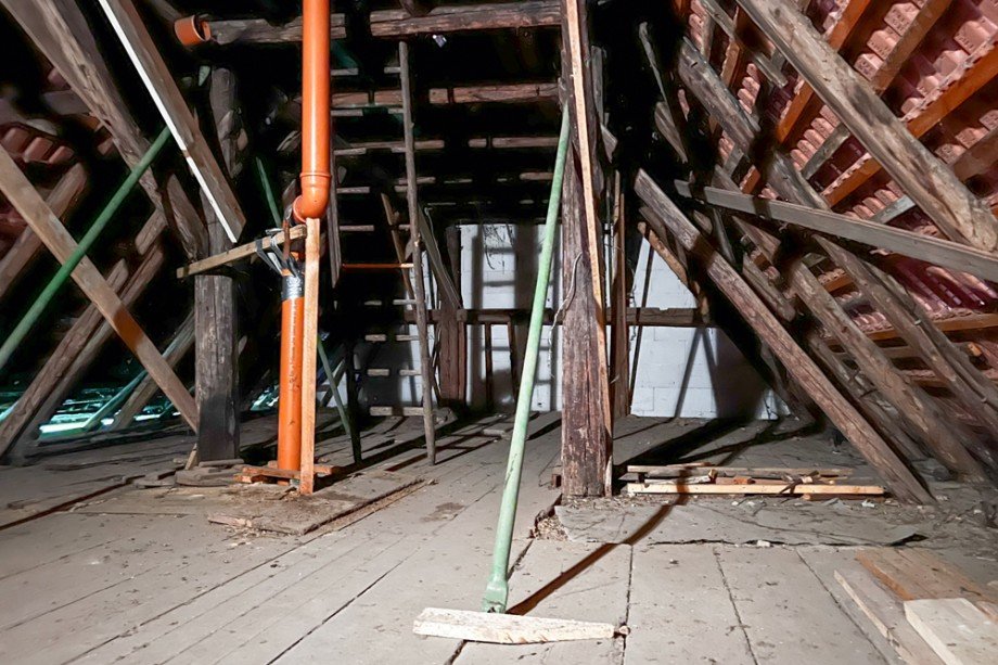 Boden mit neuer Wand zum Nachbargrundst�ck Bauernhaus Gro�heringen