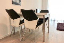 Esstisch im Wohnzimmer Exklusiver Wohnkomfort- m�blierte Terrassenwohnung in Klinik- & Unin�he