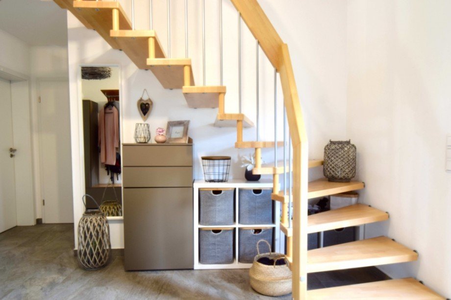 Hausflur mit heller Holztreppe Einfamilienhaus Arnstadt / Marlishausen