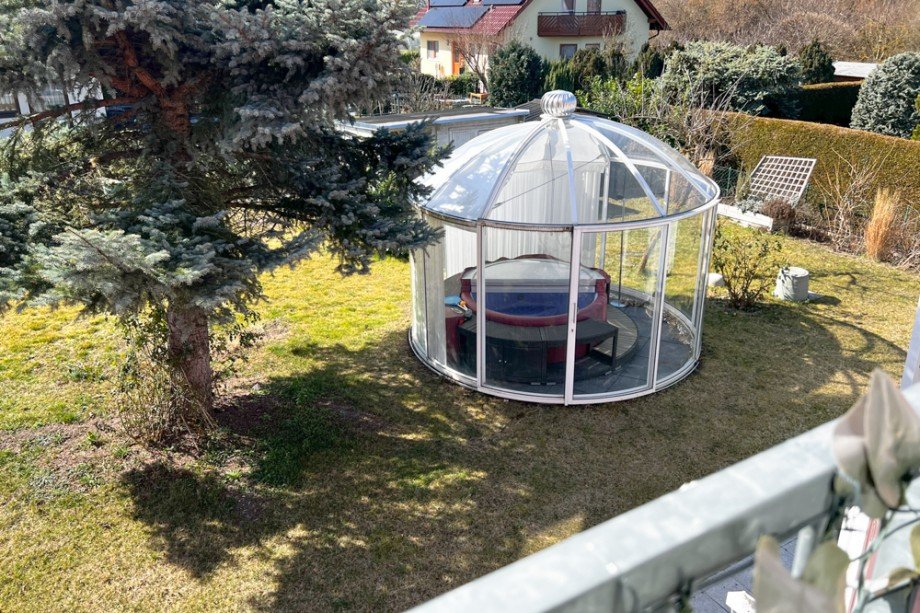 Blick in den Garten mit Whirlpool Einfamilienhaus Erfurt / Stotternheim