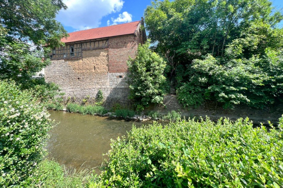 Blick Scheune und hinterer Garten vom anderen Ufr Bauernhaus Gro�heringen