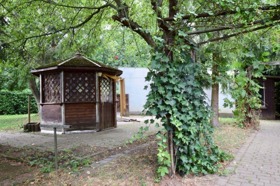 Gartenpavillon mit Blick auf hintere Garage Einfamilienhaus Kutzleben / L�tzens�mmern