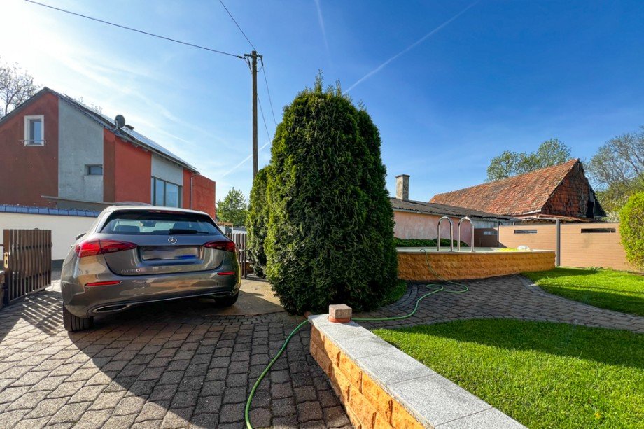 Zufahrt und Blick in den Garten Einfamilienhaus Kleinm�lsen
