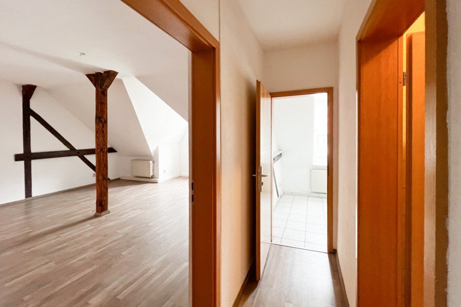 Flur und Blick ins Wohnzimmer Dachgeschosswohnung Erfurt / L�bervorstadt