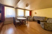 Wohnzimmer zur Stra�e Traditionelles Einfamilienhaus mit gro�er Scheune & h�bschem Garten