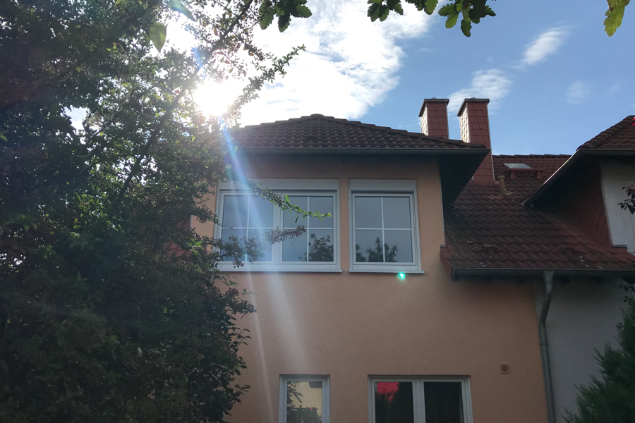 Hausansicht im Gegenlicht Doppelhaush�lfte Erfurt/ Salomonsborn