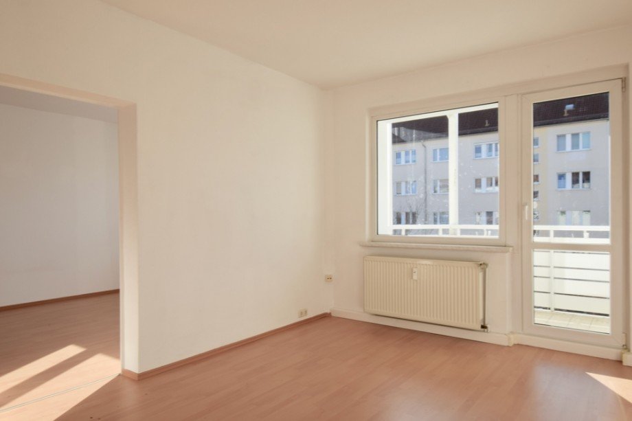 Wohnzimmer mit Durchgang zum Schlafzimmer Etagenwohnung Bad Berka