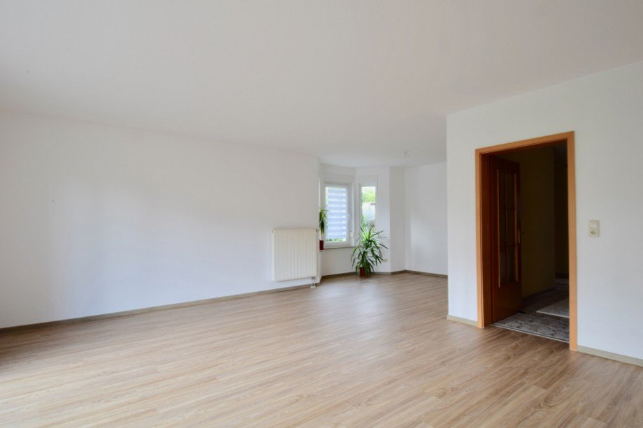 Wohnzimmer Blick zum Erker Doppelhaush�lfte Erfurt