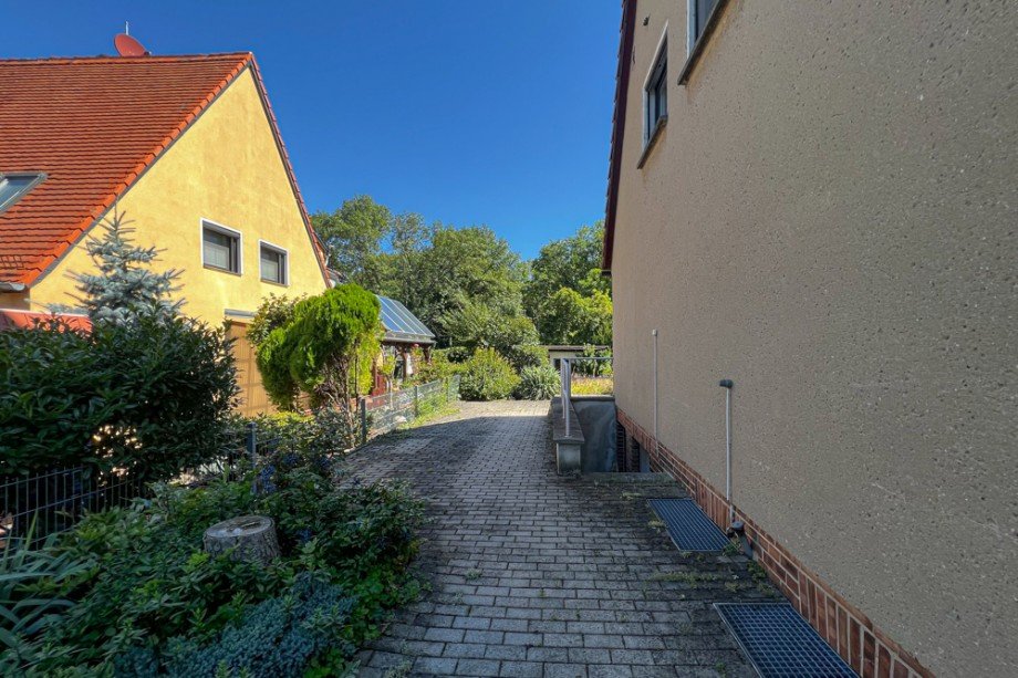 Seiitenansicht mit Kellertreppe Doppelhaush�lfte Am Ettersberg