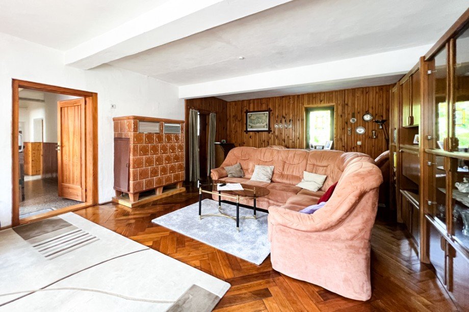 Gro�es Wohnzimmer mit Holzt�felung Haus Saalfeld/Saale / Remsch�tz