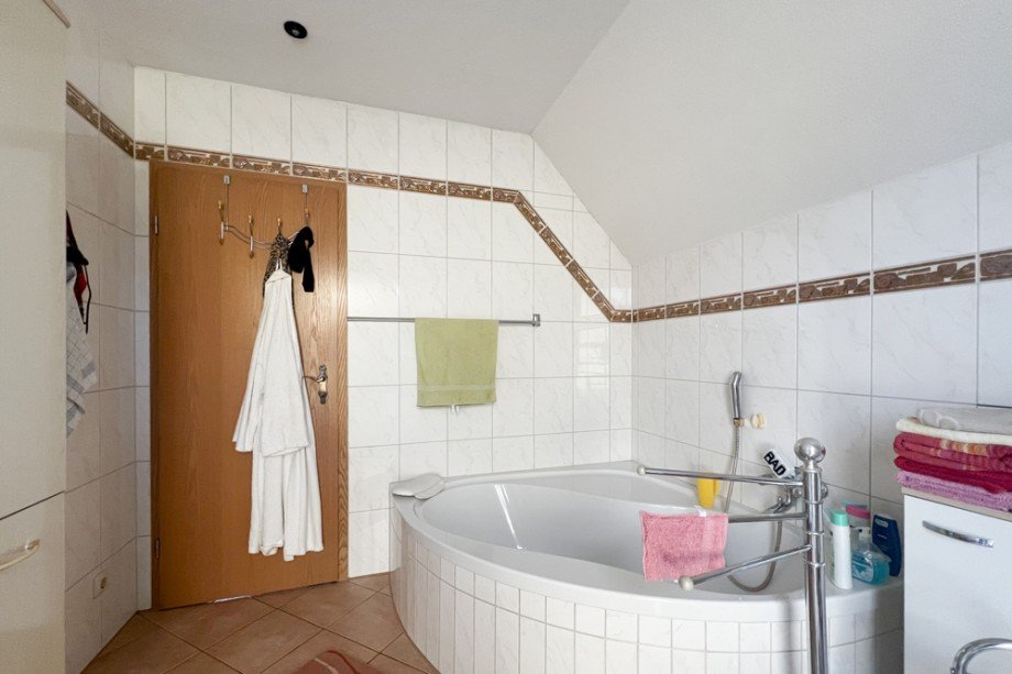 Badezimmer mit Eckbadewanne Einfamilienhaus Erfurt / Niedernissa