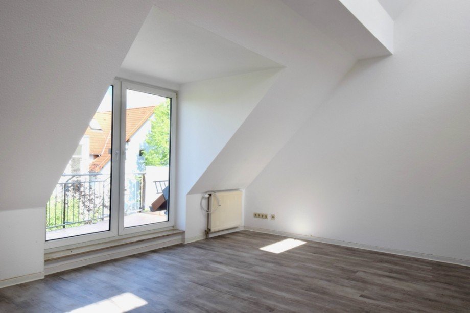 Modernes Wohnzimmer mit Balkon Dachgeschosswohnung Erfurt