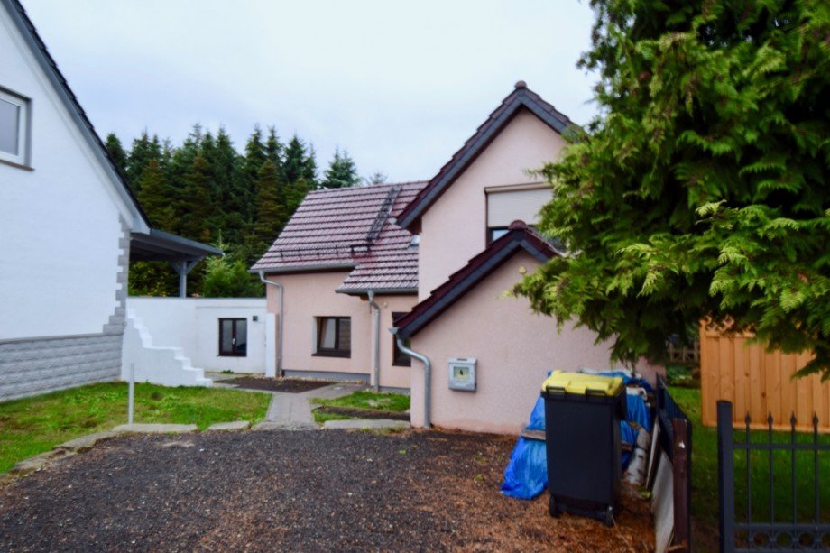 Blick vom Stellplatz zur Terrasse Einfamilienhaus Ruhla
