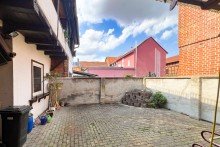 Innenhof wartet auf Gestaltung Liebevoll modernisiertes Bauernhaus mit separatem Garten