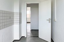 Blick aus der K�che in den Flur Renovierte Singlewohnung mit Balkon