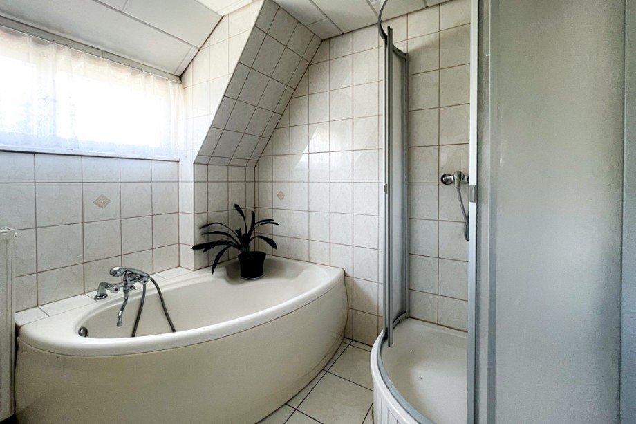 Tageslichtbad mit Dusche und Badewanne Doppelhaush�lfte Am Ettersberg