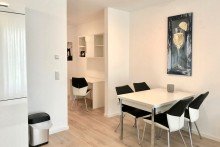 Esstisch und Arbeitsplatz im Hintergrund Exklusiver Wohnkomfort- m�blierte Terrassenwohnung in Klinik- & Unin�he