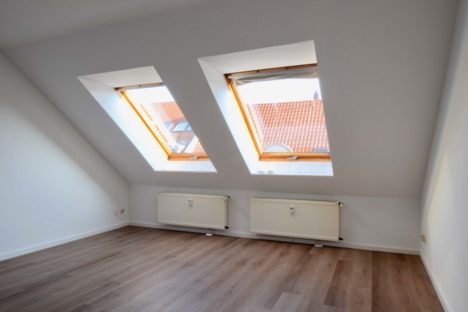 Gro�es Schlafzimmer Stra�enseite rechts Dachgeschosswohnung Erfurt