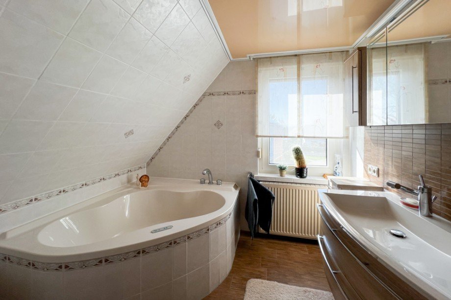Bad mit Whirlpoolwanne Einfamilienhaus Kleinm�lsen