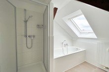Badezimmer mit Dusche und Wanne Familienfreundliche Maisonettewohnung mit Balkon & EBK in der Kr�mpfervorstadt