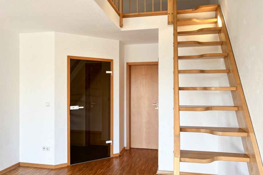 Wohnzimmer mit Treppe ins Schlafzimmer Maisonettewohnung Erfurt
