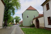 Blick aus der Kirchstra�e Denkmalgesch�tzter Vierseitenhof im Herzen Gr�fentonnas