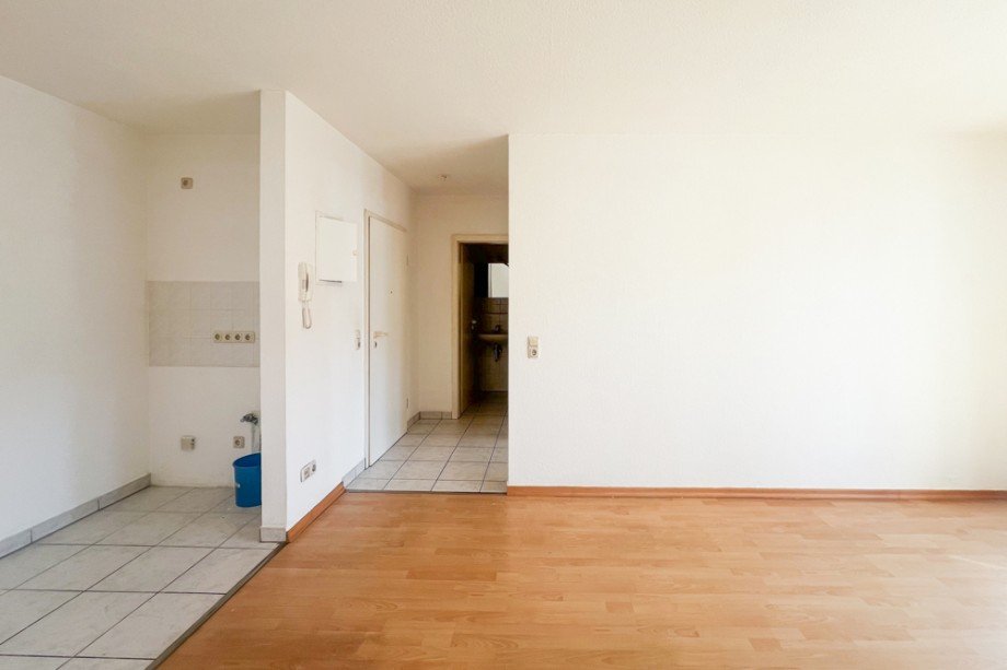 Blick vom K�chenbereich am Wohnzimmer in Flur Etagenwohnung Erfurt