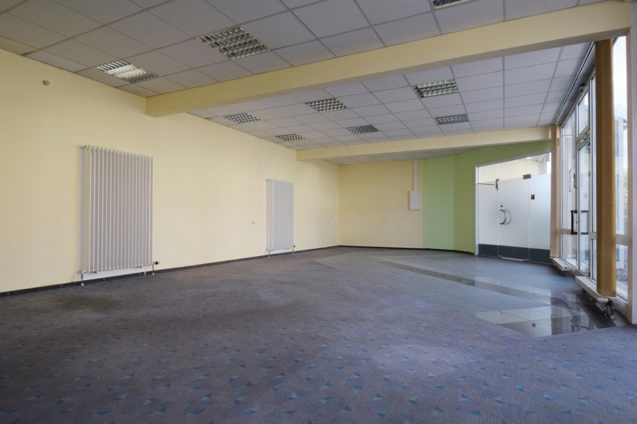 Innen Seite zur Bank Ladenlokal Ichtershausen