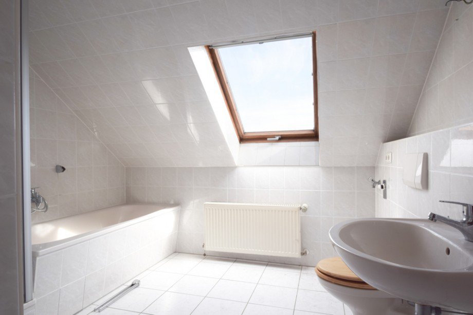Tageslichtbad mit Wanne Dachgeschosswohnung Erfurt