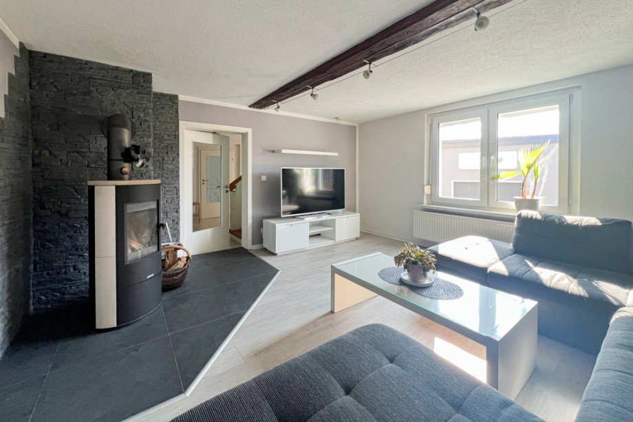 Wohnzimmer mit Kamin- Blick in den Flur Einfamilienhaus Erfurt / Bindersleben