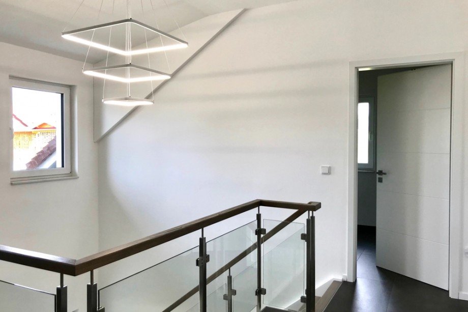 Eleganter Treppenaufgang mit Designerlampe Einfamilienhaus Steinbach-Hallenberg/ Viernau