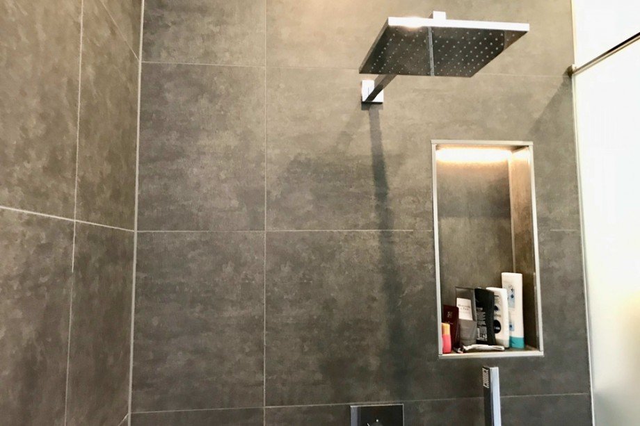 Regenschauerdusche mit diskreter Beleuchtung Einfamilienhaus Steinbach-Hallenberg/ Viernau