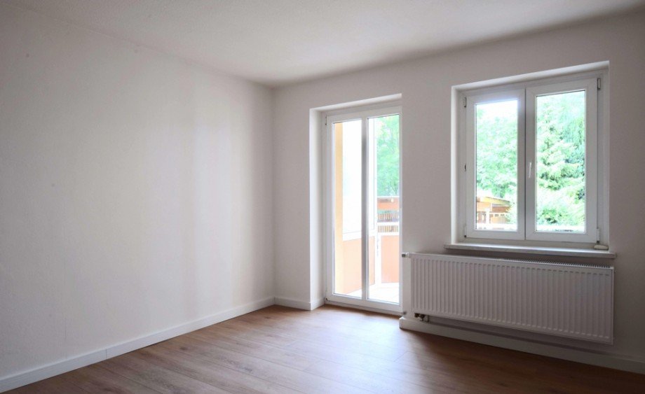 Wohnzimmer Blick zur Balkont�r Erdgeschosswohnung Erfurt